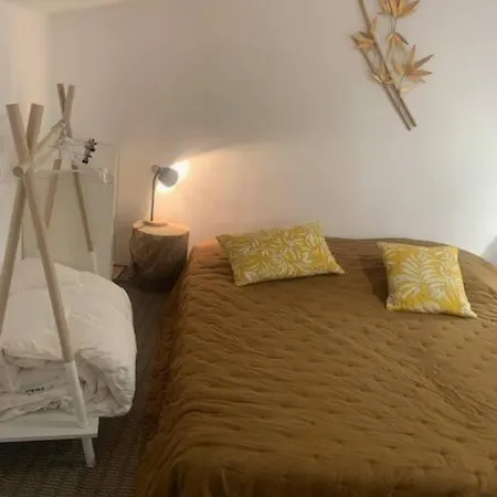 Дом отдыха Maison Atypique Avec Jardin Et Piscine Cornillon